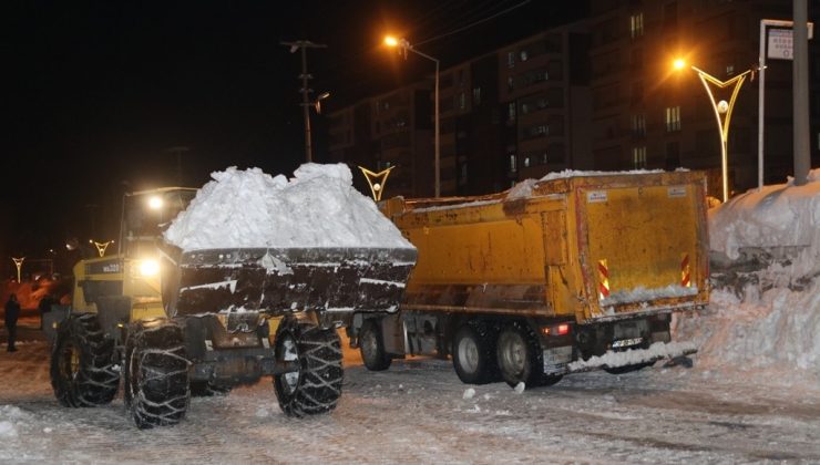 Bitlis’te 2 bin 500 kamyon kar taşındı