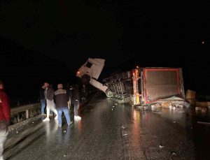 Bursa’da tır kazası nedeniyle Yalova-Bursa yolu ulaşıma kapandı