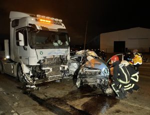 Bursa’da tırla otomobil kafa kafaya çarpıştı: 1 ölü