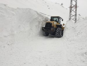 Ekiplerin 2,5 metre karla zorlu mücadelesi