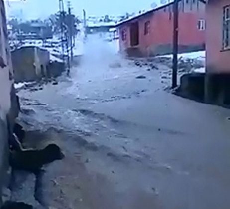 Elazığ’da patlayan boru nedeni ile evleri su bastı