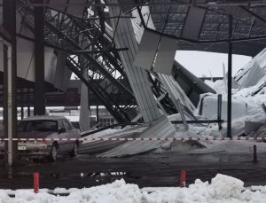 Isparta’da karın ağırlığına dayanamayan kapalı pazar yerinin çatısı çöktü