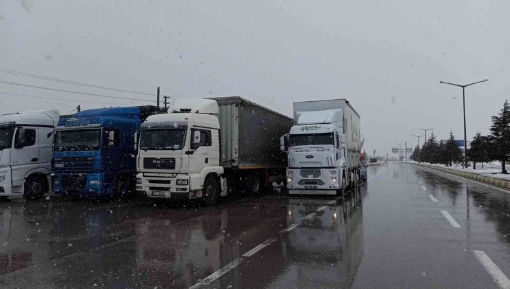 Konya-Antalya karayolu kar nedeniyle trafiğe kapatıldı
