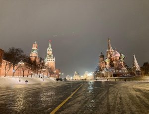 Moskova’da kar yağışı Kızıl Meydan’da kartpostallık görüntüler oluşturdu