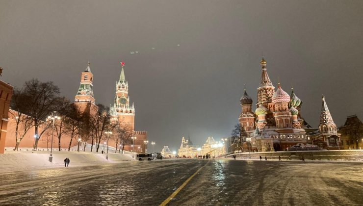 Moskova’da kar yağışı Kızıl Meydan’da kartpostallık görüntüler oluşturdu